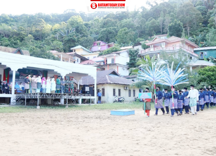 Wakil Gubernur Kepri didampingi oleh Bupati Kepulauan Anambas dan FKPD melepas Pawai Ta`ruf dari Lapangan Sulaiman Abdullah menuju Masjid Agung